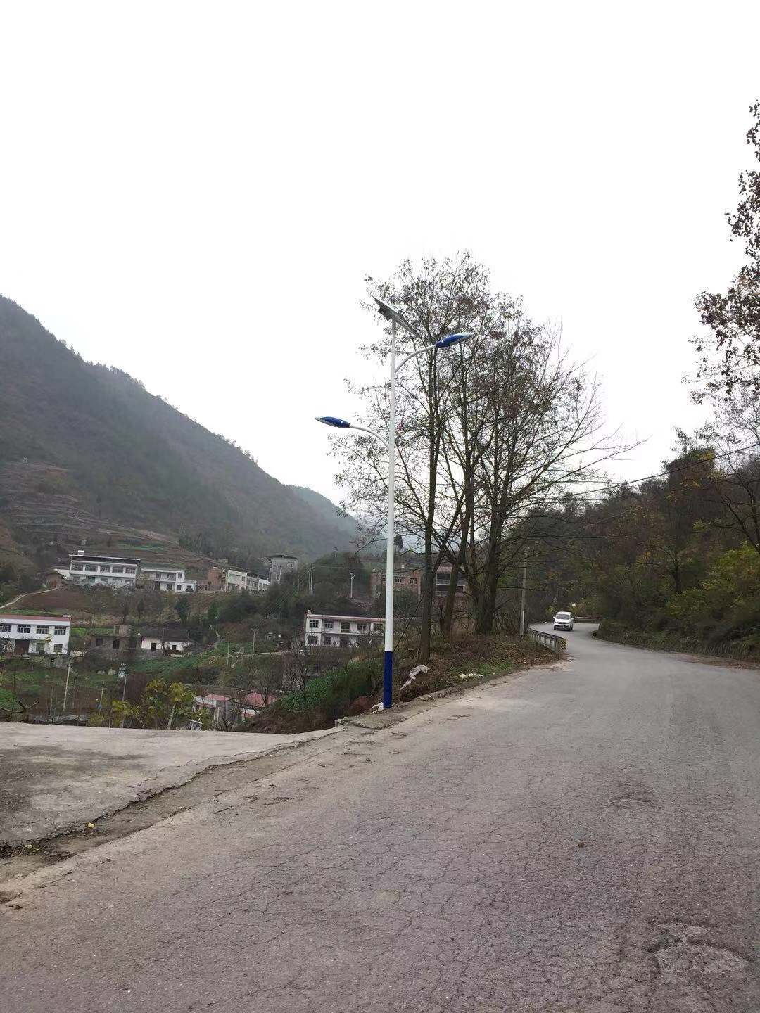 重庆巫山县7米单臂双臂锂电太阳能路灯工程案例5