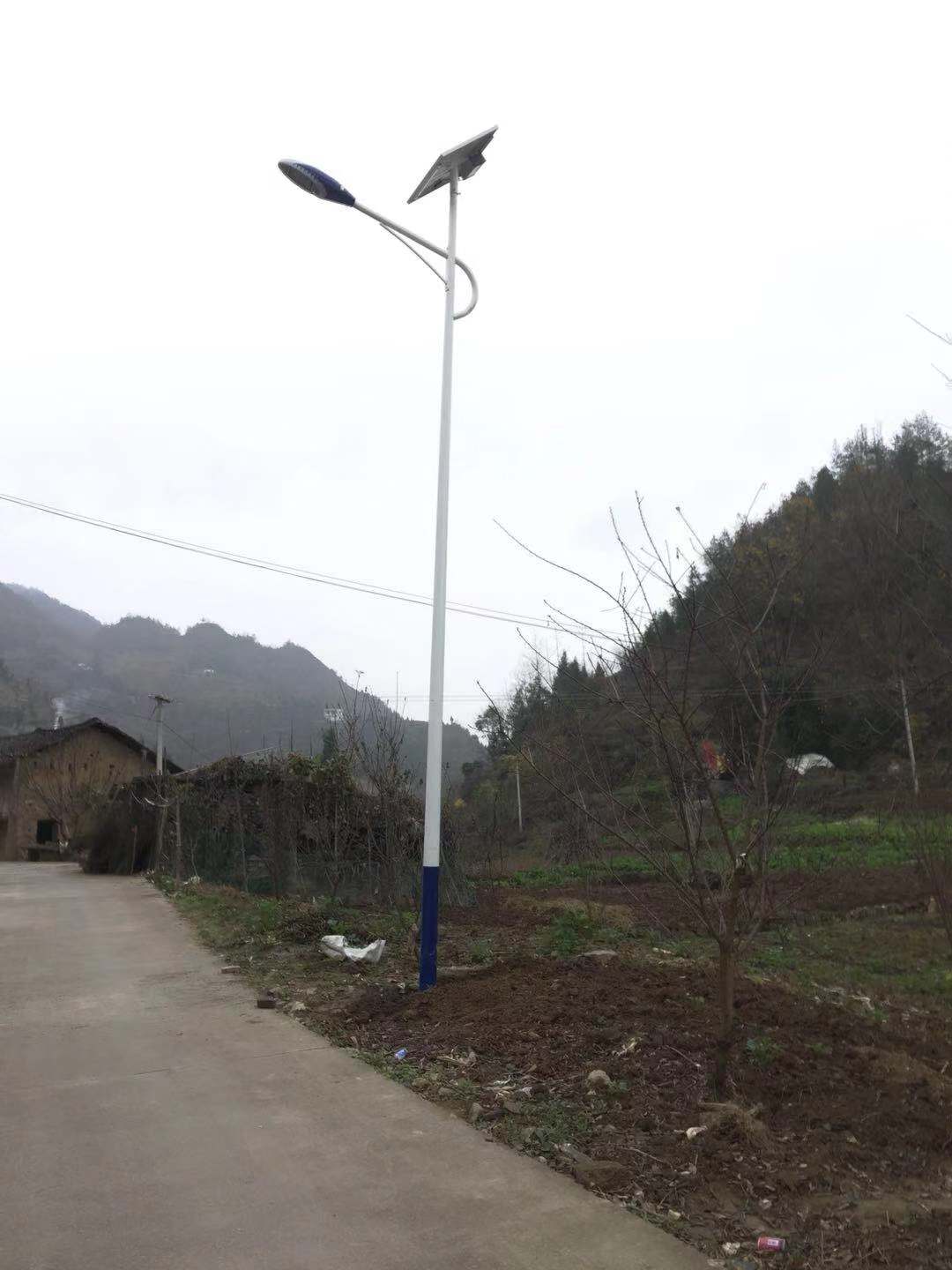 重庆巫山县7米单臂双臂锂电太阳能路灯工程案例4